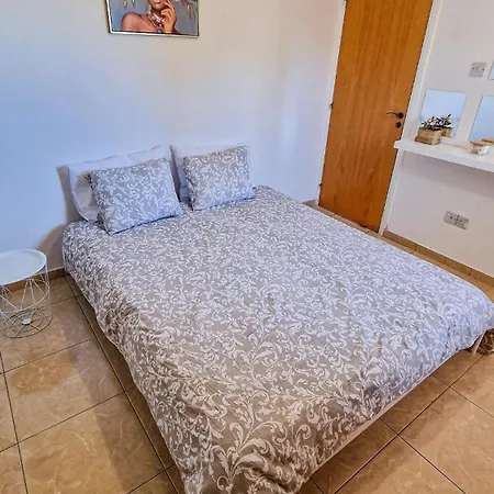 Sunny 2br Heart Of דירה