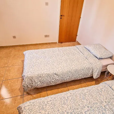 Sunny 2br Heart Of דירה